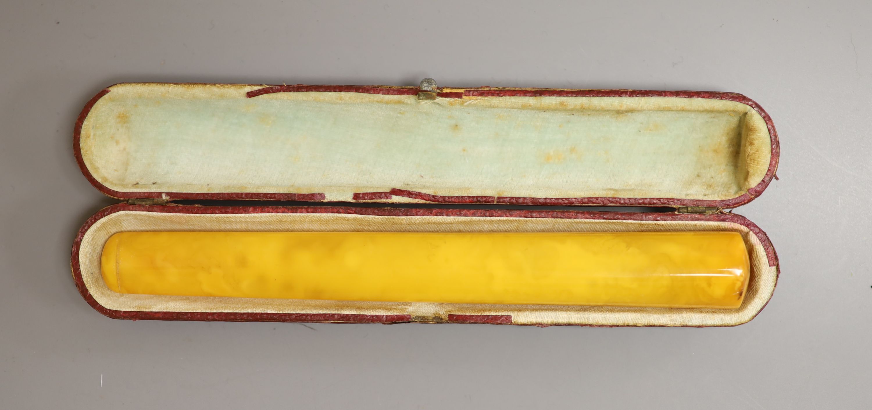 A cased amber cigarette holder, 18.1cm, 46 grams.